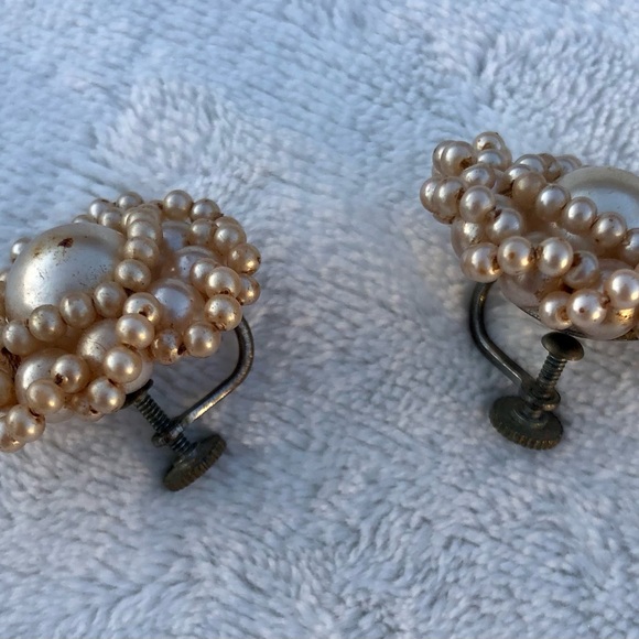 Antique 1940s faux pearl cluster flower screwback earrings - Picture 3 of 6